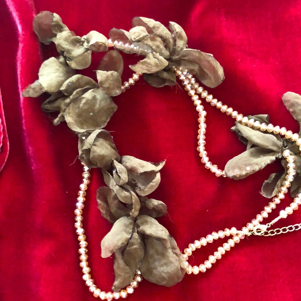 Crystal and organza necklace.